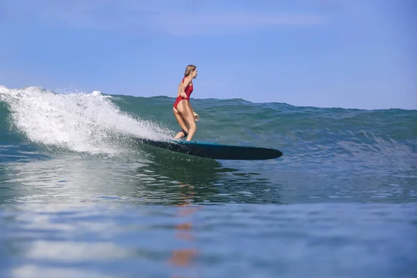 Jeune Femme Sur Vague Bleue — Photo