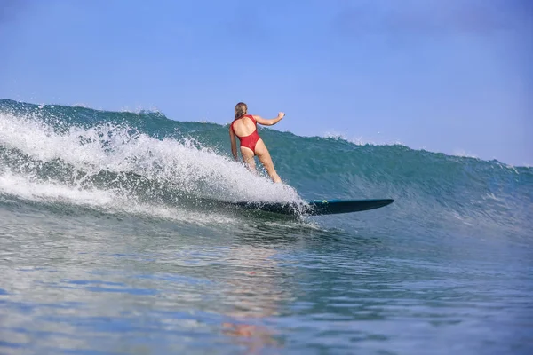 Jeune Femme Sur Vague Bleue — Photo