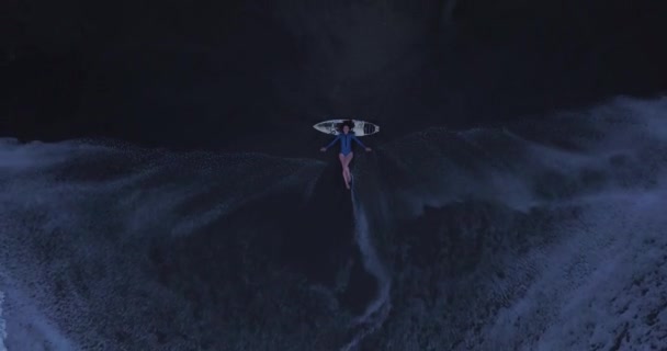 Vista aérea de mujer joven con tabla de surf en la playa — Vídeo de stock