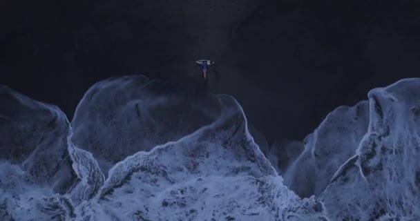 Vista aérea da jovem com prancha de surf na praia — Vídeo de Stock