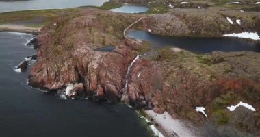 Barents Denizi kıyı şeridindeki şelalenin hava manzarası