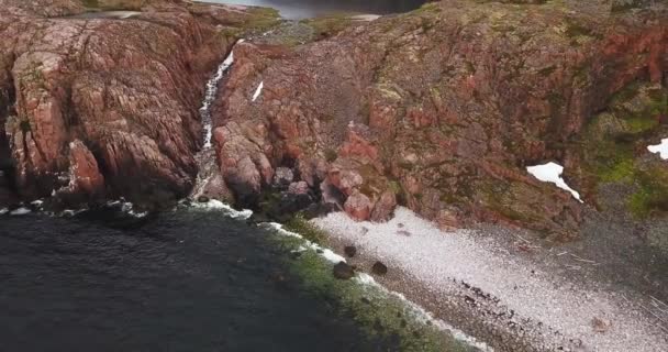 Вид с воздуха на водопад на побережье Баренцева моря — стоковое видео