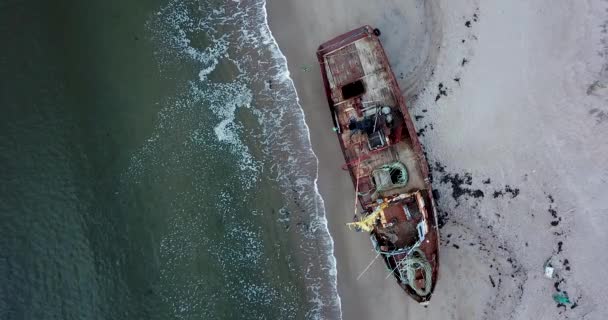 Αεροφωτογραφία του παλιού πλοίου στην παραλία — Αρχείο Βίντεο