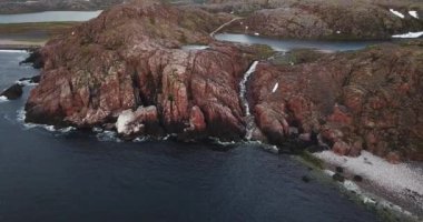 Barents Denizi kıyı şeridindeki şelalenin hava manzarası
