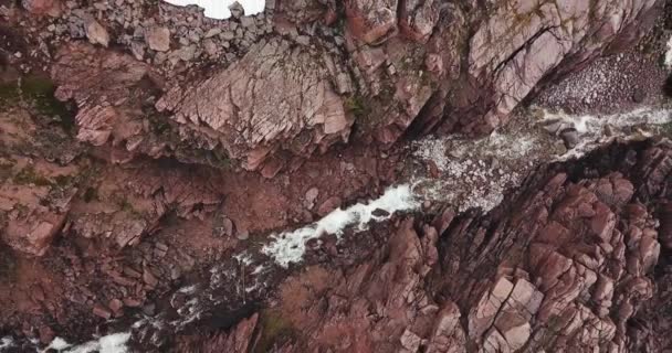 Vista aérea de la cascada en la costa del mar de Barents — Vídeo de stock