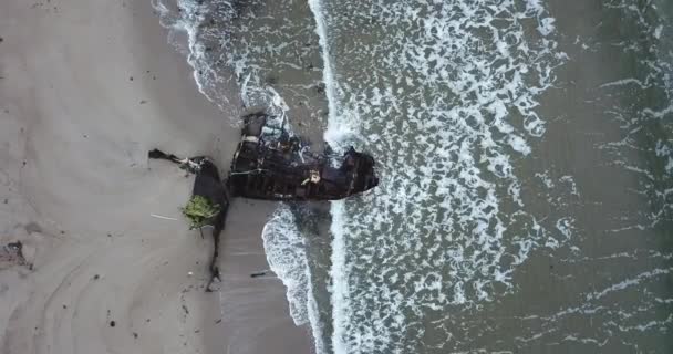 Luftaufnahme eines alten Schiffes am Strand — Stockvideo