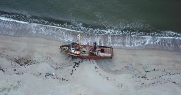 Luftaufnahme eines alten Schiffes am Strand — Stockvideo