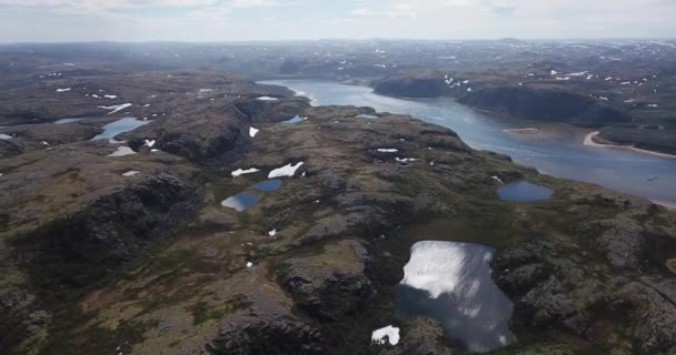 Vista aérea de pequenos lagos escondidos em montanhas rochosas , — Vídeo de Stock