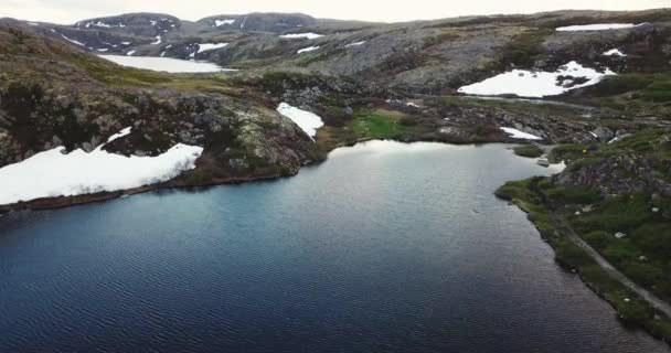 Flygfoto över små sjöar gömda i klippiga berg, — Stockvideo