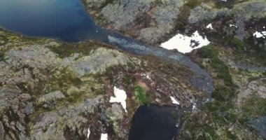 Kayalık dağlarda gizlenmiş küçük göllerin havadan görünüşü,