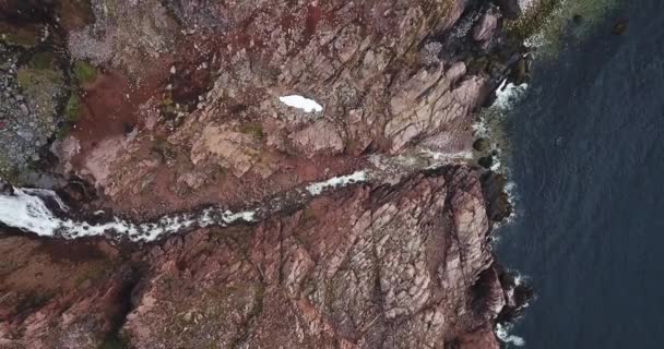 Vista aérea de la cascada en la costa del mar de Barents — Vídeo de stock