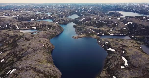 Flygfoto över små sjöar gömda i klippiga berg, — Stockvideo