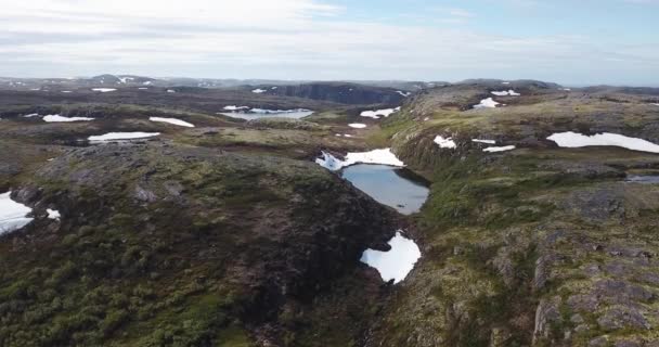 Vista aérea de pequenos lagos escondidos em montanhas rochosas , — Vídeo de Stock