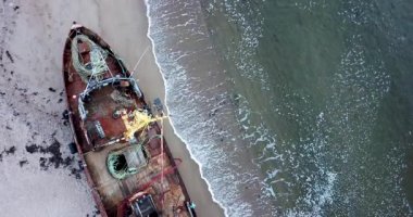 Kumsaldaki eski geminin havadan görüntüsü.