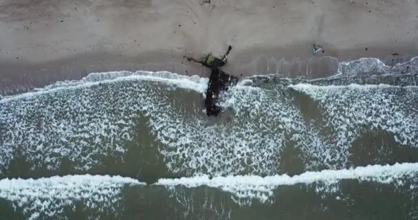 Légi kilátás a régi hajó a strandon — Stock videók