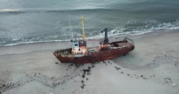 Luchtfoto van oud schip op het strand — Stockvideo