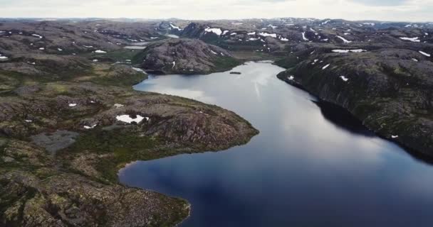 Flygfoto över små sjöar gömda i klippiga berg, — Stockvideo