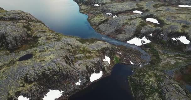 隐藏在岩石山中的小湖的空中景观, — 图库视频影像