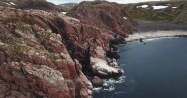 Martı sürüsü, Barents Denizi kıyı şeridinin havadan görünüşü