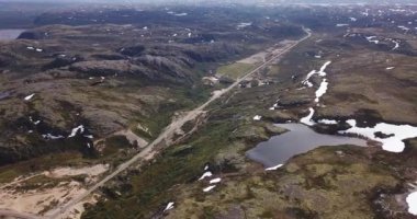 Teriberka 'daki güzel dağ yolunun havadan görünüşü