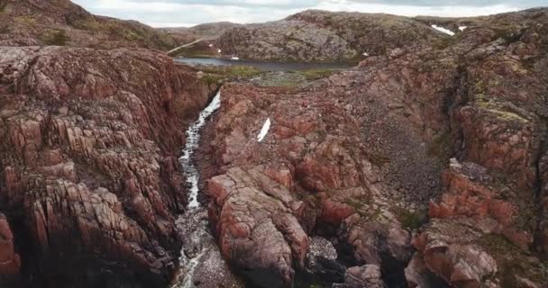 Vue aérienne de la cascade sur le littoral de la mer de Barents