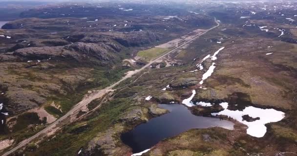 Vista aérea da bela estrada de montanha em Teriberka — Vídeo de Stock