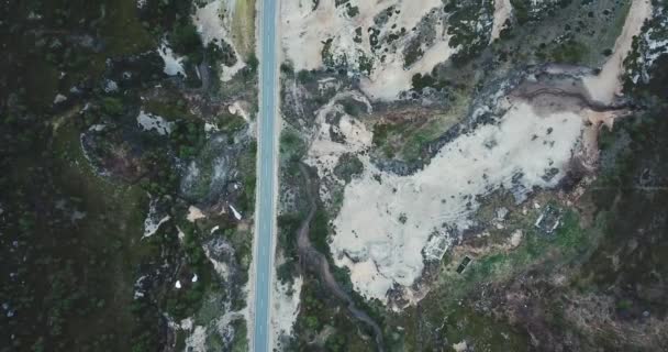 Vista aérea de la hermosa carretera de montaña en Teriberka — Vídeo de stock