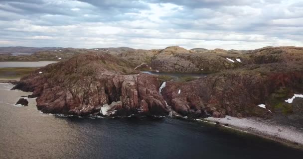 Flygfoto över vattenfallet vid Barents kust — Stockvideo