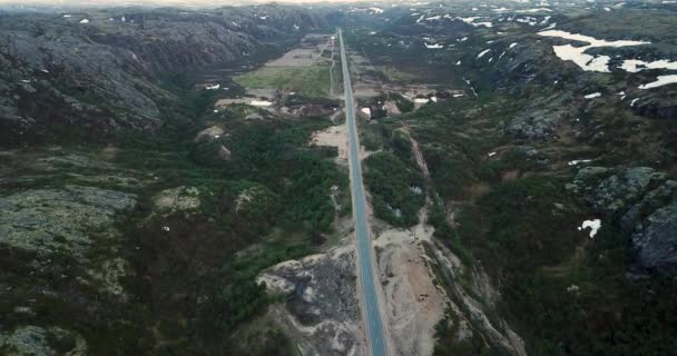 Luchtfoto van een prachtige bergweg in Teriberka — Stockvideo