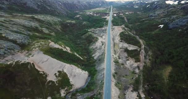 Aerial view of beautiful mountain road in Teriberka — Stock Video