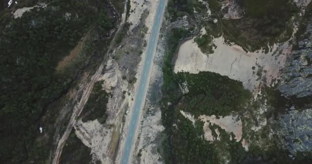 Vista aérea da bela estrada de montanha em Teriberka — Vídeo de Stock