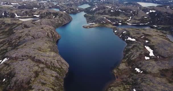 Flygfoto över små sjöar gömda i klippiga berg, — Stockvideo