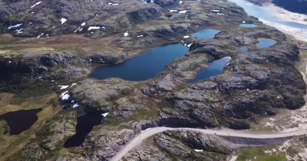 Letecký pohled na malá jezera ukrytá ve skalnatých horách, — Stock video