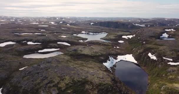 Pemandangan udara dari danau kecil tersembunyi di pegunungan berbatu, — Stok Video