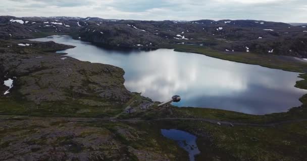 Pemandangan udara dari danau kecil tersembunyi di pegunungan berbatu, — Stok Video