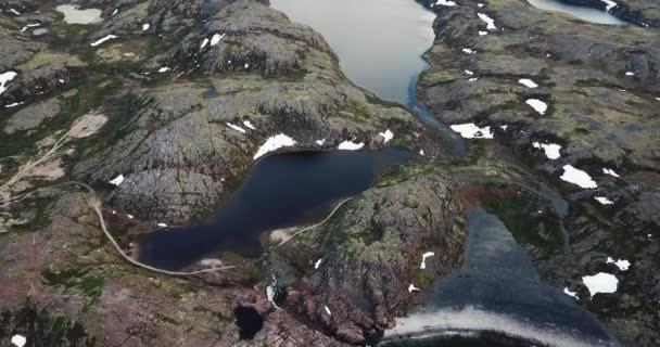 Flygfoto över små sjöar gömda i klippiga berg, — Stockvideo