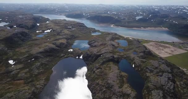 Vista aérea de pequenos lagos escondidos em montanhas rochosas , — Vídeo de Stock