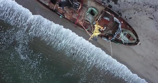 Luftaufnahme eines alten Schiffes am Strand — Stockvideo