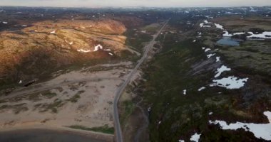 Teriberka 'daki güzel dağ yolunun havadan görünüşü