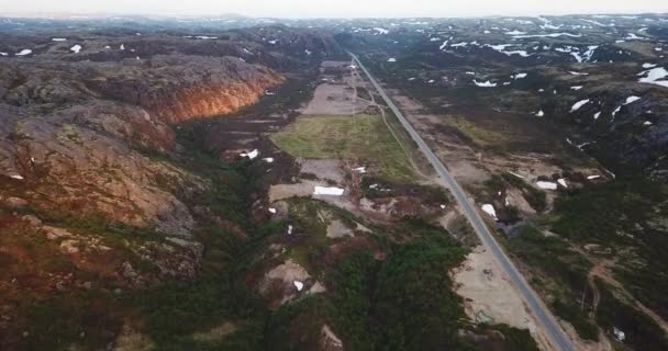 Вид с воздуха на красивую горную дорогу в Териберке — стоковое видео