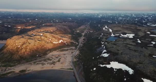 Вид с воздуха на красивую горную дорогу в Териберке — стоковое видео