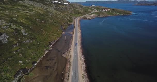 Vista aérea da bela estrada de montanha em Teriberka — Vídeo de Stock