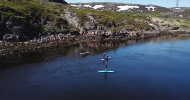 Teriberka Nehri 'ndeki SUP sörfçülerinin hava görüntüsü 