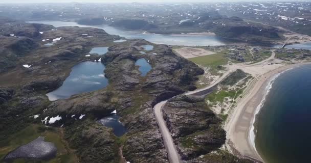 Letecký pohled na krásnou vesnici Teriberka — Stock video