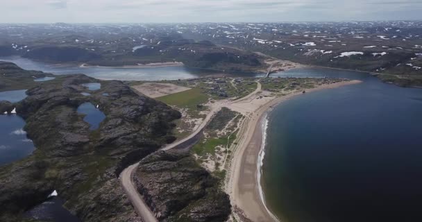 Letecký pohled na krásnou vesnici Teriberka — Stock video