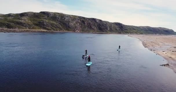 Vista aerea dei surfisti SUP al fiume Teriberka — Video Stock
