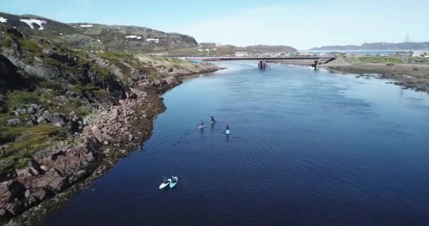 Luftaufnahme von SUP-Surfern am Fluss Teriberka — Stockvideo