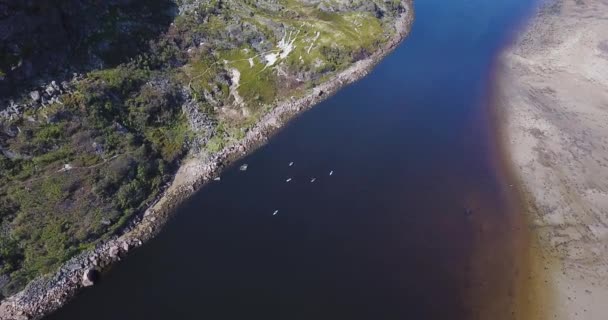 Luchtfoto van SUP surfers bij Teriberka River — Stockvideo