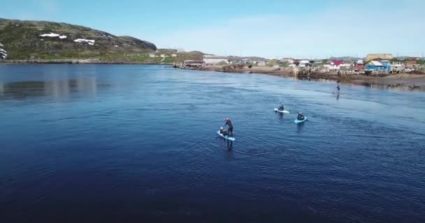 Vista aérea de surfistas de SUP en Teriberka — Vídeo de stock