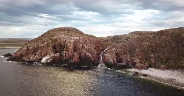 Veduta aerea della cascata sulla costa del Mare di Barents — Video Stock